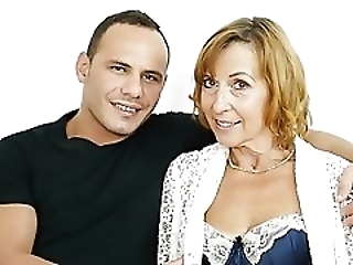 Смотреть Молодой муж трахает старушку