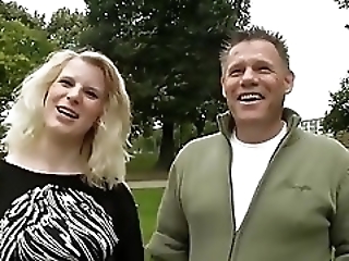 Смотреть Блондинка Джина пришла в гости к семейной паре