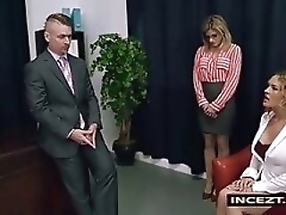 Смотреть Красивые секретарши трахают шефа