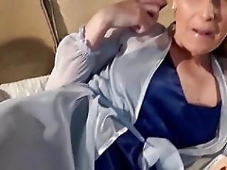 Смотреть Пацан трахнул пока мачеха с телефоном