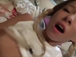 Смотреть Милашка увлечено дрочит перед вебкамерой