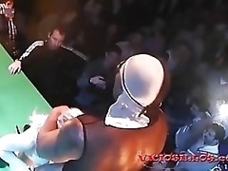 Смотреть Порно оргия в ночном клубе