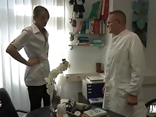 Смотреть Медсестра пришла к глав врачу и сняла одежду