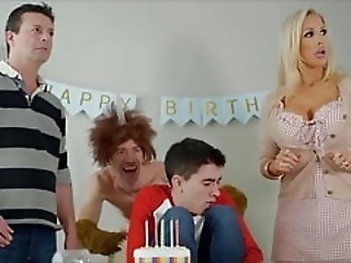 Смотреть Мачеха с радостью раздвинула ноги на день рождения парня