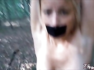 Смотреть Баба мазохистка получает кайф от боли перед вебкамерой