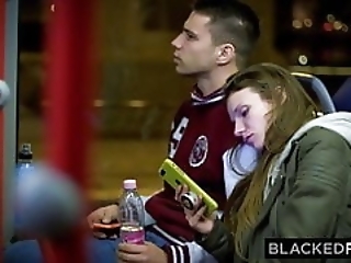 Смотреть Чернокожий парень с огромным хером оттрахал двух шлюшек