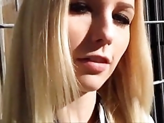 Смотреть Долбит в попку девушку брата закрывшись в туалете