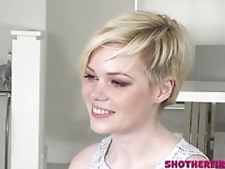 Смотреть Пышную телку долбит на кастинге мужик постарше