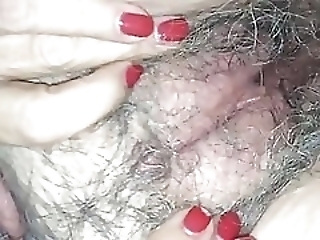 Смотреть Погладила пальцами волосатую киску