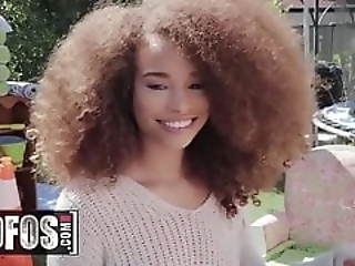 Смотреть Красивая телка с эфектной прической