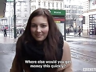 Смотреть Красивая девушка пришла в гости к незнакомцу