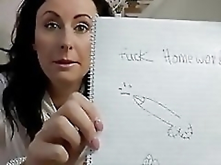 Смотреть Строгая мама тыкается с доченькой