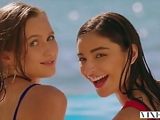 Смотреть Челу повезло с двумя офигенными сучками в постели