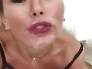 Смотреть Лижет свою сперму с фаллоса