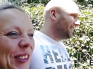 Смотреть Зрелая немка сделала минет на глазах мужа