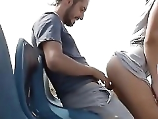 Смотреть Крутой секс с молодой девушкой во дворе