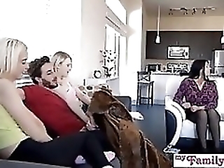 Смотреть Распутные сестры трахнули брата