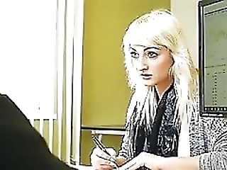 Смотреть Сотрудница офиса тыкается перед камерой