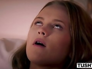 Смотреть Соблазнила мужа своей подруги возле бассейна