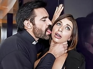 Смотреть Пациент просто не может устоять перед ее киской