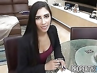 Смотреть Девушка легкого поведения тыкается с клиентом