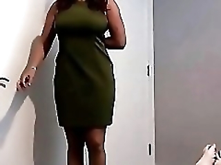 Смотреть Взрослая дама медленно обнажается перед молодым