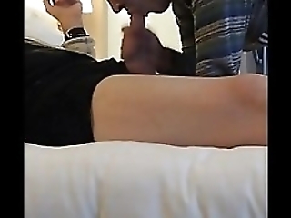 Смотреть Уборщица дала постояльцу в отеле