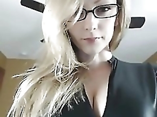 Смотреть Заводная телочка в латексе классно двигается