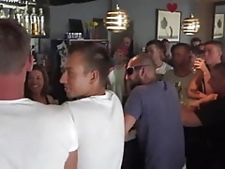 Смотреть Банда клиентов трахают двух красоток