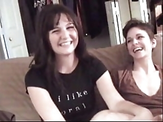 Смотреть Подруги решили полизать волосатые киски