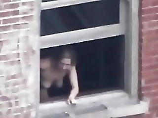 Смотреть Веселая парочка спаривается на подоконнике