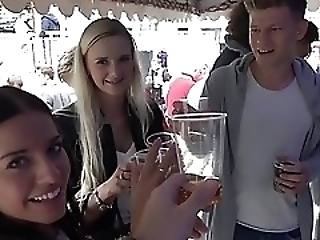 Смотреть Развратники устроили крутую групповуху на улице